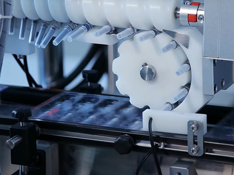 ×¢ÉäÆ÷×Ô¶¯ÎüËܰü×°»ú£ºÌáÉýÒ½ÁƺIJijö²úЧÄÜÓë°ü×°ÖÊÁ¿µÄÖ÷ÌâÉ豸 ×¢ÉäÆ÷×Ô¶¯ÎüËܰü×°»ú£ºÌáÉýÒ½ÁƺIJijö²úЧÄÜÓë°ü×°ÖÊÁ¿µÄÖ÷ÌâÉ豸